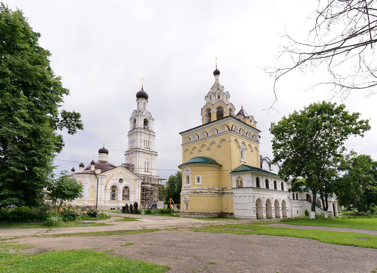 Монастырская площадь