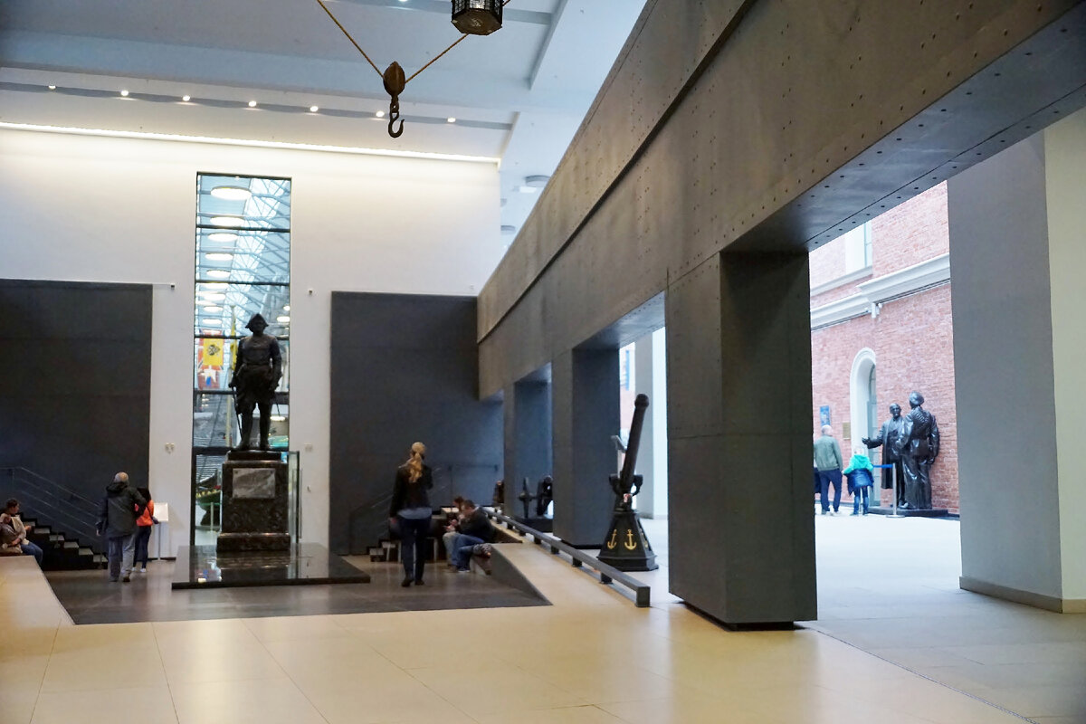 Морской музей. Памятник Петру Великому. Фото автора.