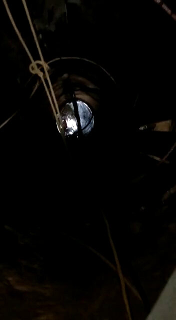 Это кадр из видео примерно с глубины 9 метров. Бетонные кольца уже закончились!!! Дальше какая-то часть стенок никак не укреплена и только в самой глубине стены укреплены досками.