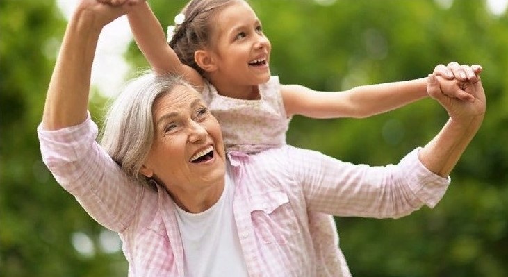 ПРОВОДИТЕ ВРЕМЯ С СЕМЬЕЙ, НОВЫМИ ДРУЗЬЯМИ И ПОЖИЛЫМИ ЛЮДЬМИ