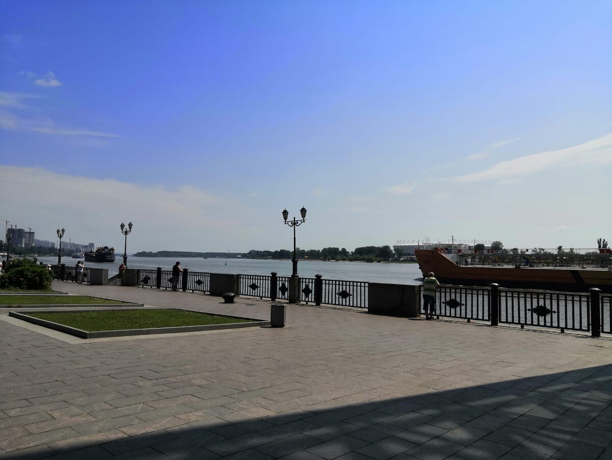   Набережная в Ростове-на-Дону. Очень красивая и современная, не утратившая своего южного колорита. На другом берегу реки парк Левобережный и красавец стадион "Ростов Арена"