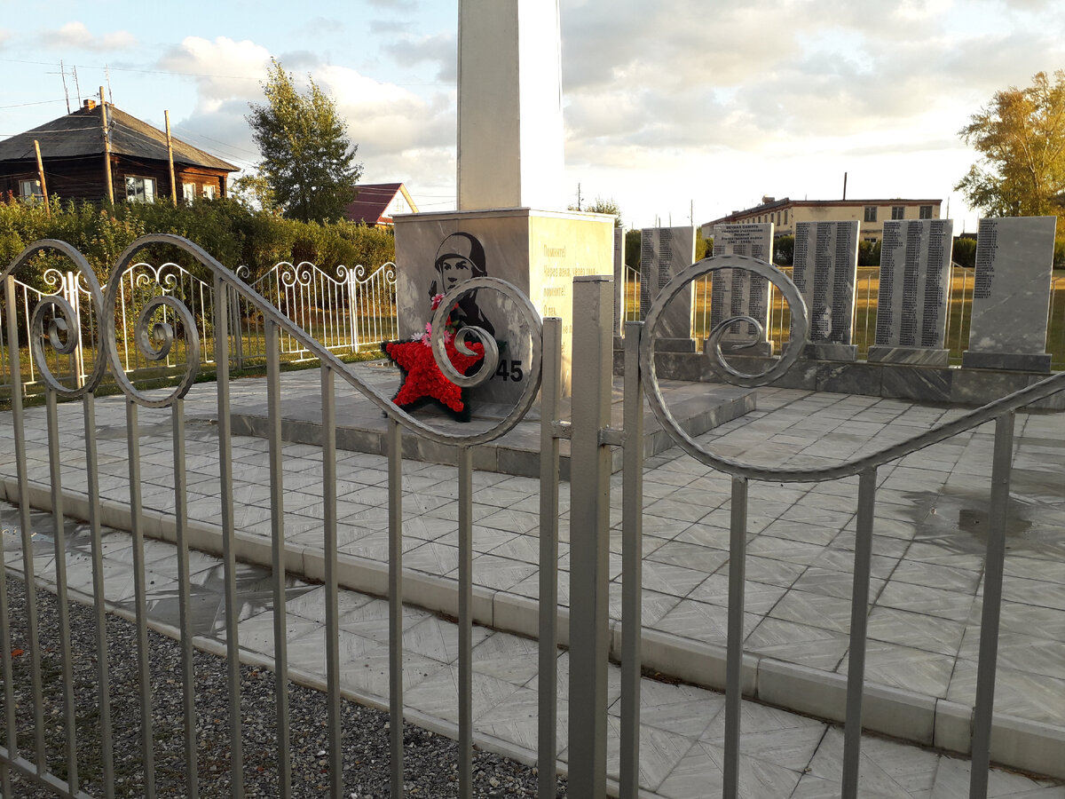 Памятник погибшим на Великой Отечественной войне солдатам в родном селе, где я родилась и выросла. Фото автора.