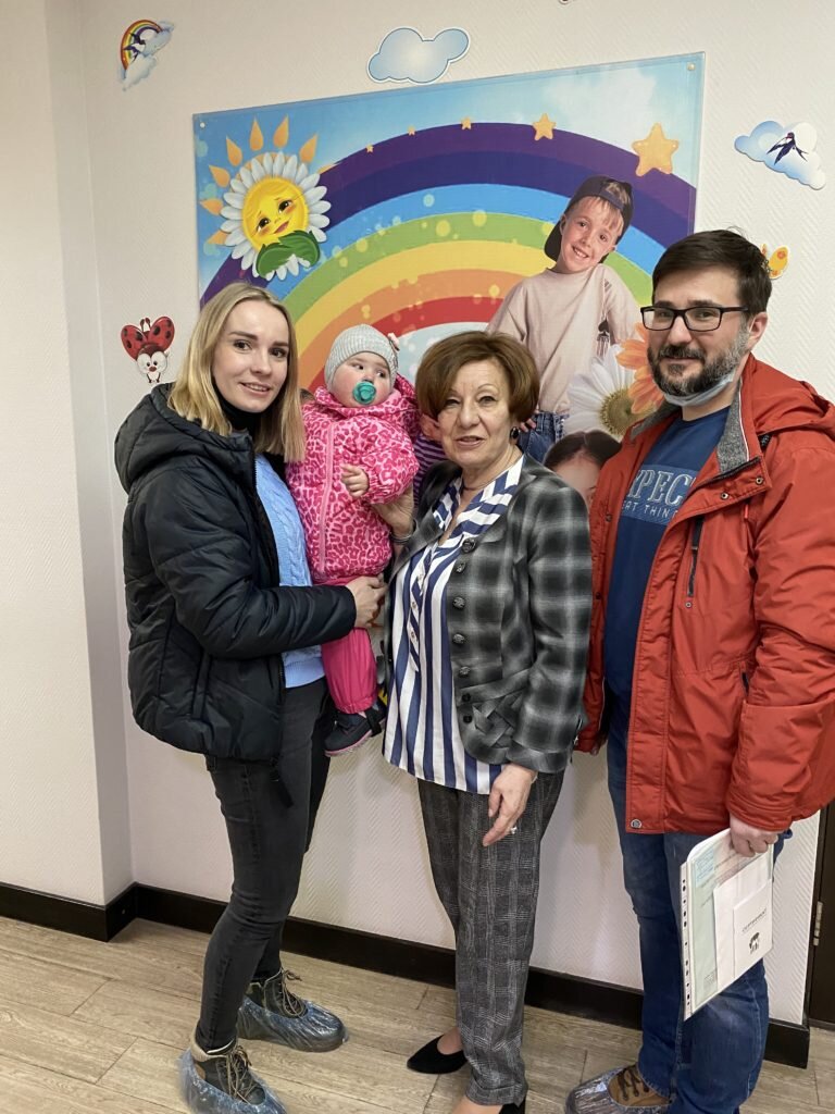 Екатерина с мужем и с Таисией перед отъездом домой из дома ребенка.