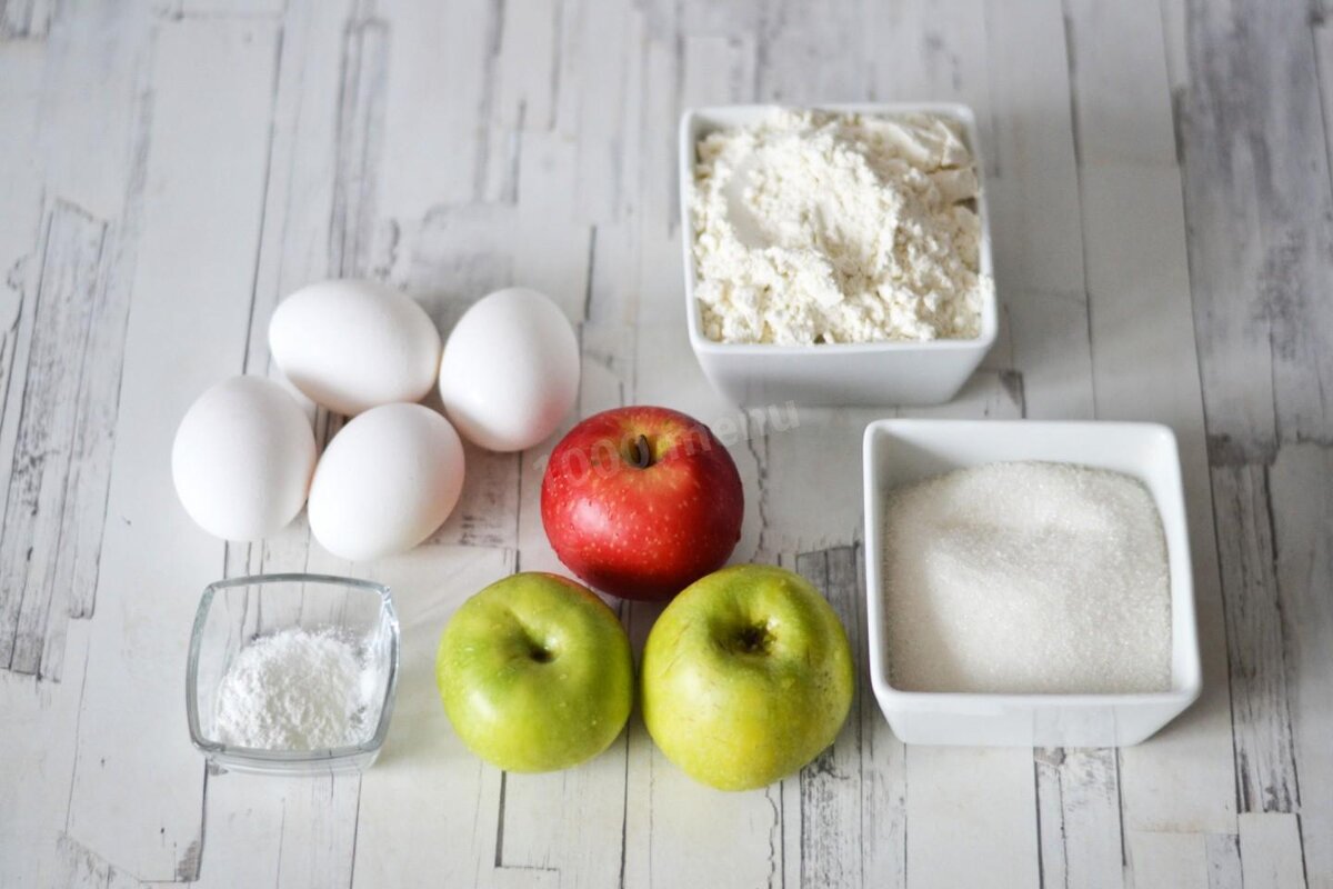 Как испечь пышную яблочную шарлотку? Проще простого! Для начала подготовьте необходимые ингредиенты. Яблоки можете брать одного сорта или разных. Главное, чтобы они сами по себе были вкусные, душистые и сочные. Яйца берите крупные отборные. Если яйца мелкие, то лучше возьмите на 1 больше.