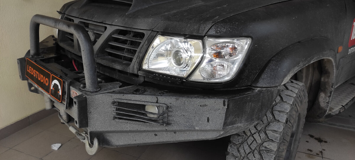 Стёкла фар могут темнеть, мутнеть, получать сколы в процессе эксплуатации. Нарушается видимость. Самый простой вариант, вернуть стёклам вторую жизнь.  Делаем полировку и шлифовку, что помогает избавиться от мутности, мелких трещин, сколов, после такой процедуры прозрачная часть корпуса выглядит как новая. 
Но, стекло истончается, становится более хрупким, накапливает дефекты в 2 раза быстрее. Полировка не справится с глубокими царапинами и придется заменять стекла. Но  можно продлить эксплуатацию, а именно, сделать БРОНИРОВАНИЕ. 
БРОНИРОВАНИЕ  -  наклейка  плёнки, бесцветной или тонированной. 
Что нам это даёт:   
1.	Повышаем  качество  света, т.к. сохраняем поверхность фары, а значит,  обеспечиваем Вашу безопасность на дороге   
2.	Защита стёкол от деформации и царапин 
3.	Усиливает гидрофобные качества покрытия, отталкивает воду 
4.	Плёнка увеличивает прочность фары 
5.	Плёнку можно будет поменять на новую, тем самым,  сохранить эксплуатацию стёкол 
Есть один минус, плёнка может пожелтеть и потеряет внешний вид! Но это только в том случае, если использовали дешёвый вариант.  
Мы используем профессиональную, термальную, полиуретановую плёнку, наивысшего качества.  
Плёнка обеспечивает плотное прилегание, обладает гидрофобными качествами.  Пластичная, эластичная, прекрасно  повторяет корпус фары.  

