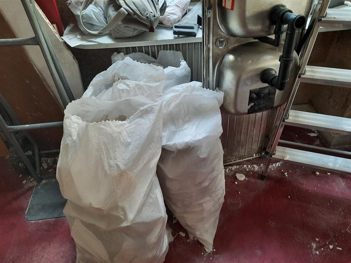 Остатки стен в мешке и будущая раковина. Фото автора.