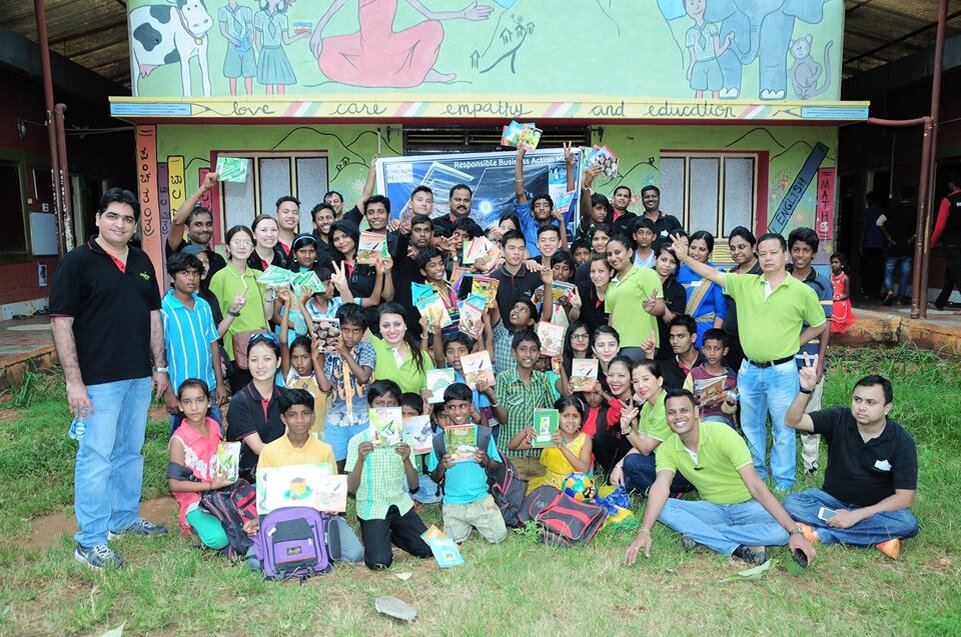 Сотрудники отеля с детьми 