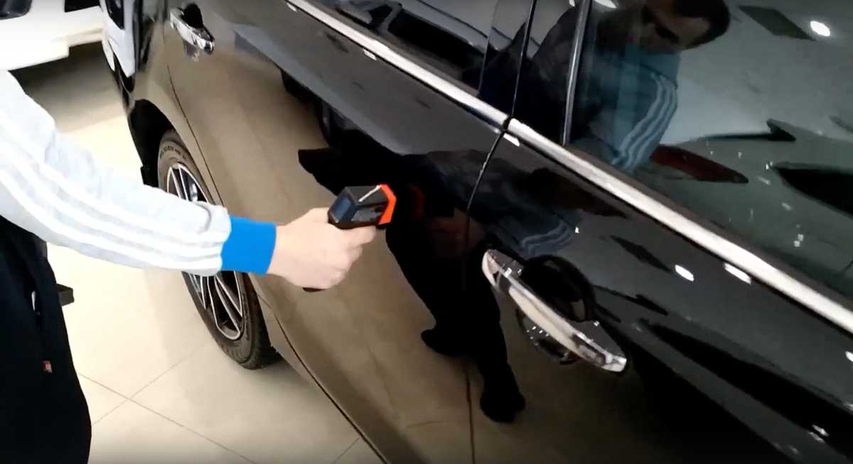 Проверка автомобиля толщиномером во время очередного осмотра