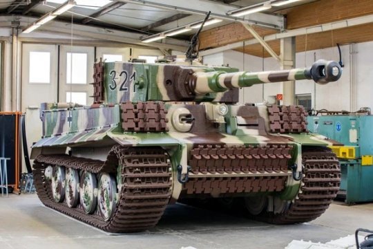 Да другие немецкие танки, теперь тоже достояние музея, как еще одно подтверждение краха Третьего Рейха и его танков.Что случилось с немецкими танками после войны? Эта тема практически не затрагивается на территории рунета, и поэтому если и есть источники, то лишь западные, но и там информации крайне мало.

И все же, используя полученные данные можно выстроить некоторую картину использования немецких танков после краха Третьего Рейха."Пантера" в ИндокитаеКонечно, нас больше интересует боевая роль этих танков, но вот тут информации крайне мало. Мы знаем, что последняя модификация немецкого среднего танка Т-4 принимала участие в боях Израиля с Арабском коалицией.Неизвестно какое количество танков тогда участвовало в сражениях, но официально, по данным представленным историком Барятинским, у Сирии всего было 57 танков после войны. Танки точно участвовали в двух войнах, первая это так называемый Суэцкий кризис, а вторая война прозвана Шестидневной. Сирия получила свои танки от Чехословакии, которая использовала реставрировала их после войны, а потом продала Сирийской армии.Скорее всего, танк Т-4 единственный который использовался в боях уже после Второй мировой. Впрочем, он также стал одним из немногих танков, который очень активно использовали другие страны.

Другим таким танком стала “Пантера”, уже сразу после войны Советское правительство начало передавать машины странам соцлагеря, первая получила Болгария, затем Румыния, и применялись танки в румынской армии вплоть до 1950-го года. Кроме того, большое количество “Пантер” использовались в армии Чехословакии, танковый парк которой по факту состоял из трофейной техники Третьего Рейха."Пантера" в Румынской армии. 1946-й год. Военный парадОколо 50 “Пантер” досталось армии Франции, которая установила на них свое орудие, но также использовала и аутентичные пушки. Если некоторые данные и даже фотографии, использования “Пантер” в боях против вьетнамских повстанцев во время первой Индокитайской войны.Судьба легендарных немецких “Тигров” двух модификаций по факту закончилась сразу после войны, тяжелые немецкие танки не использовались по нескольким причинам: их осталось слишком мало, состояние машин оказалось неудовлетворительным для дальнейшего использования, и даже в случае ремонта, никто не хотел возиться со сложным управлением тяжелых танков Третьего Рейха.В большей степени, послевоенная судьба танков Гитлера тесно связанна с музеями различных стран мира. Очень ценится “Тигр I” ибо есть всего 7 музеев и 7 семь танков, которые сохранились в подобающим состоянии. Удивительно, но и “Королевских Тигров” по официальным данным осталось 8 моделей, при том что было выпущено всего 489 моделей.