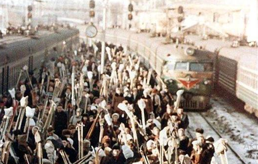 Счастливые лыжники высадились из поезда "Здоровье"