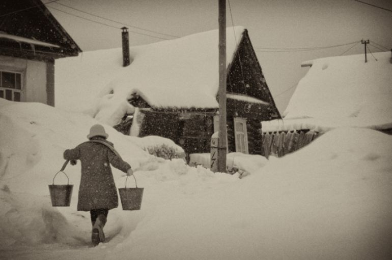 Деревни СССР зимой. Жизнь в деревне зимой. Детство зима. Советский ребенок зимой в деревне. Сяду в сугроб