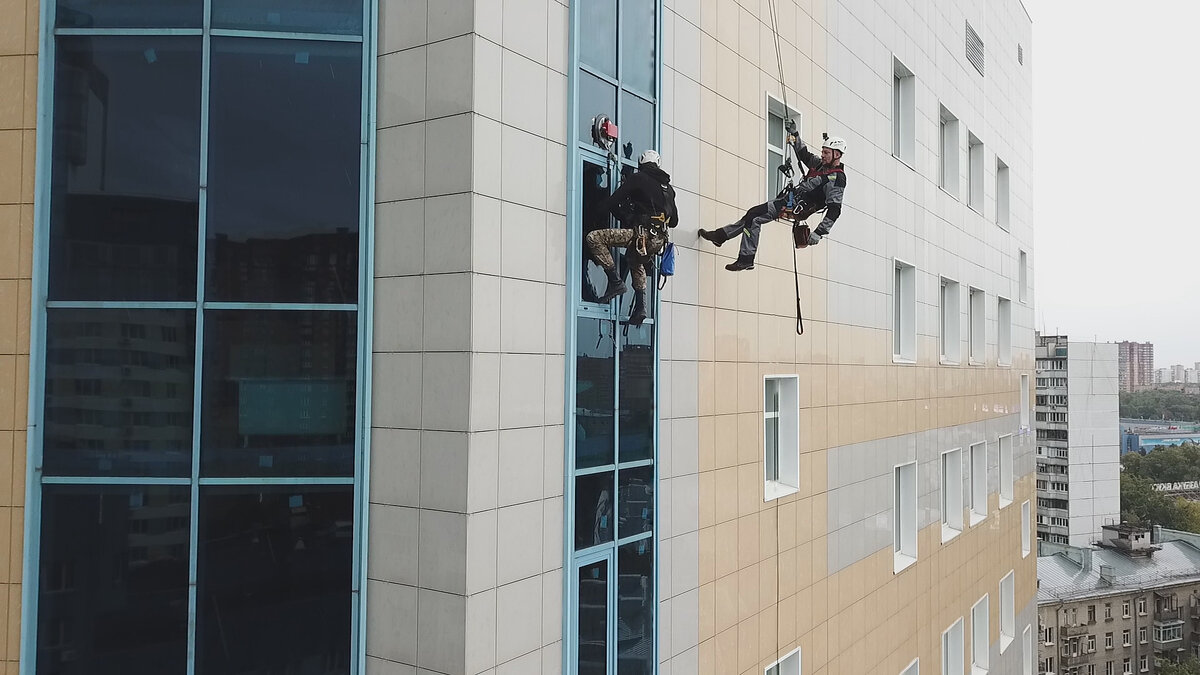 Промальпинисты повторили трюк Джейсона Стетхема на высотке (фильм Механик 2) в реальной жизни.