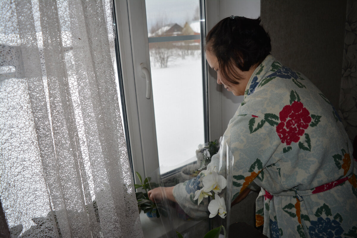 Орхидея на первом плане - это подарок мужа на 8 Марта двухлетней давности)