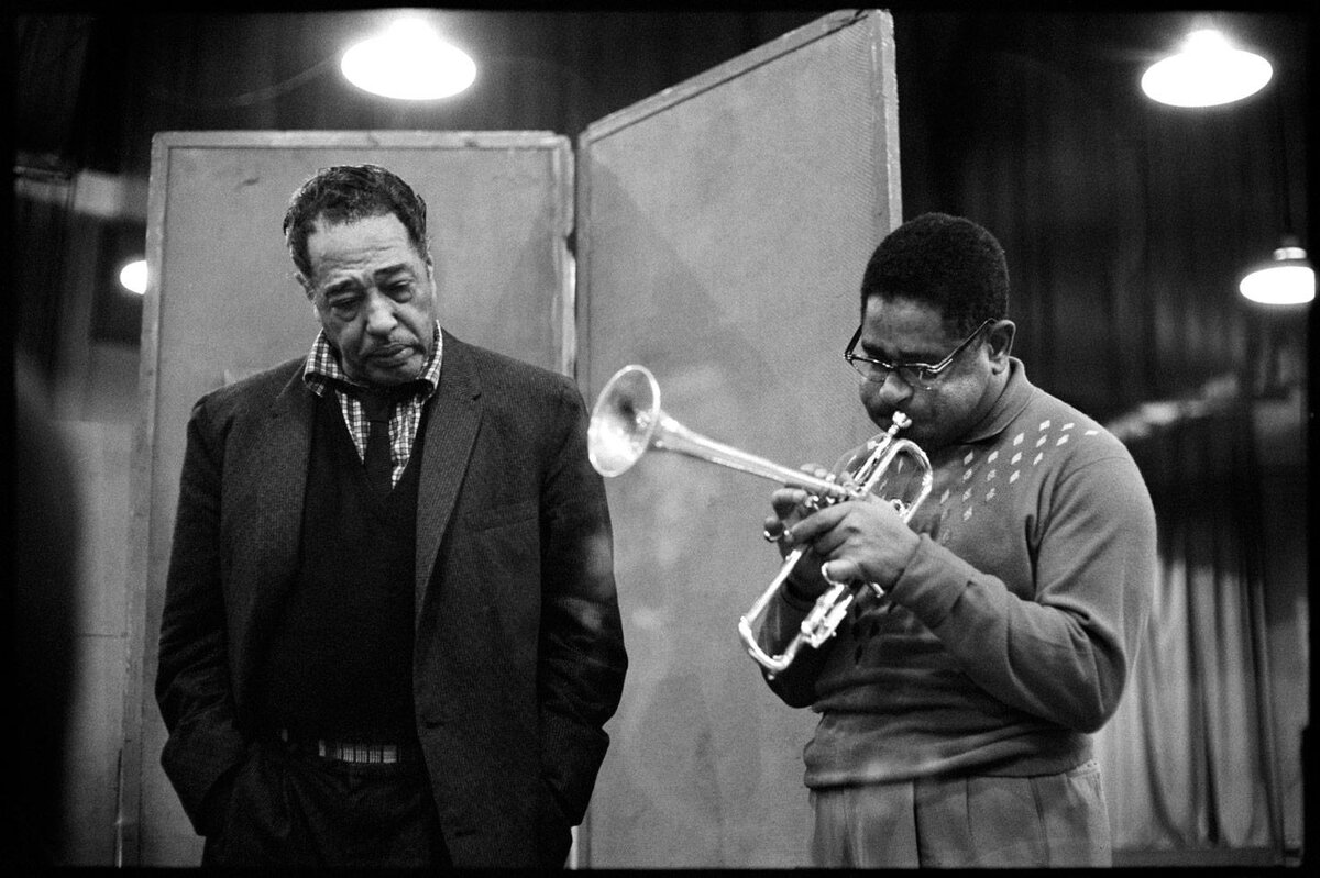 фото: https://www.morrisonhotelgallery.com/photographs/KIYgH2/Duke-Ellington--Dizzy-Gillespie-New-York-City-1959