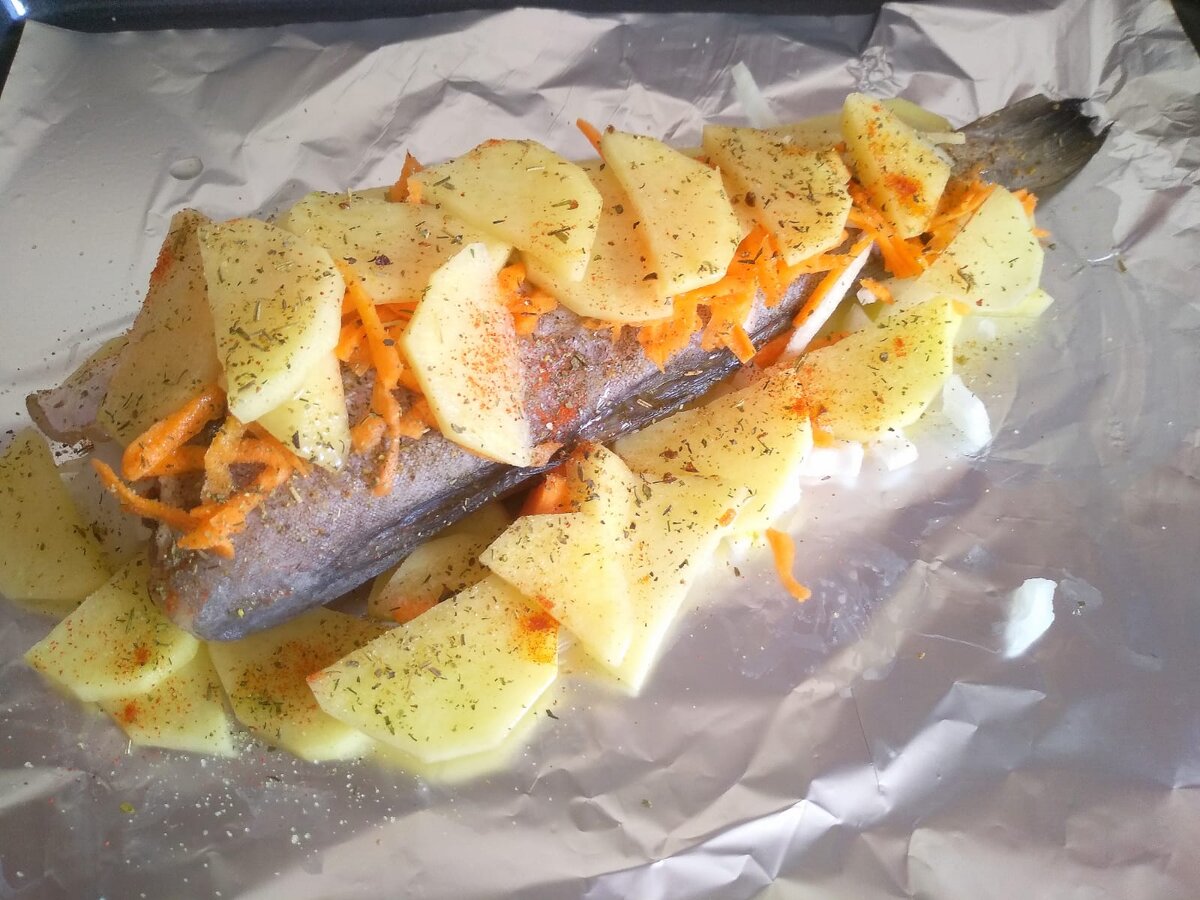 Вот так выглядит эта "конструкция треска с овощами" перед тем как завернуть в фольгу и отправить в духовку. -)