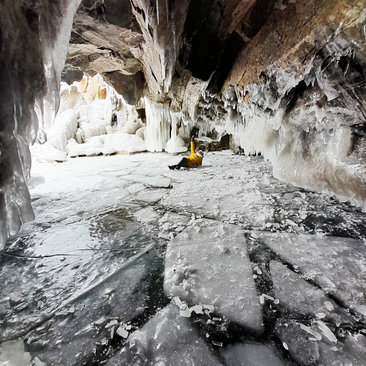 Пещера недалеко от скалы Шаманка, то есть в границах Хужира. Дойти пешком - совсем не проблема!