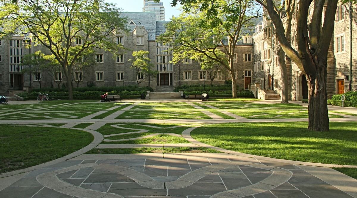 Внутренний дворик Trinity College