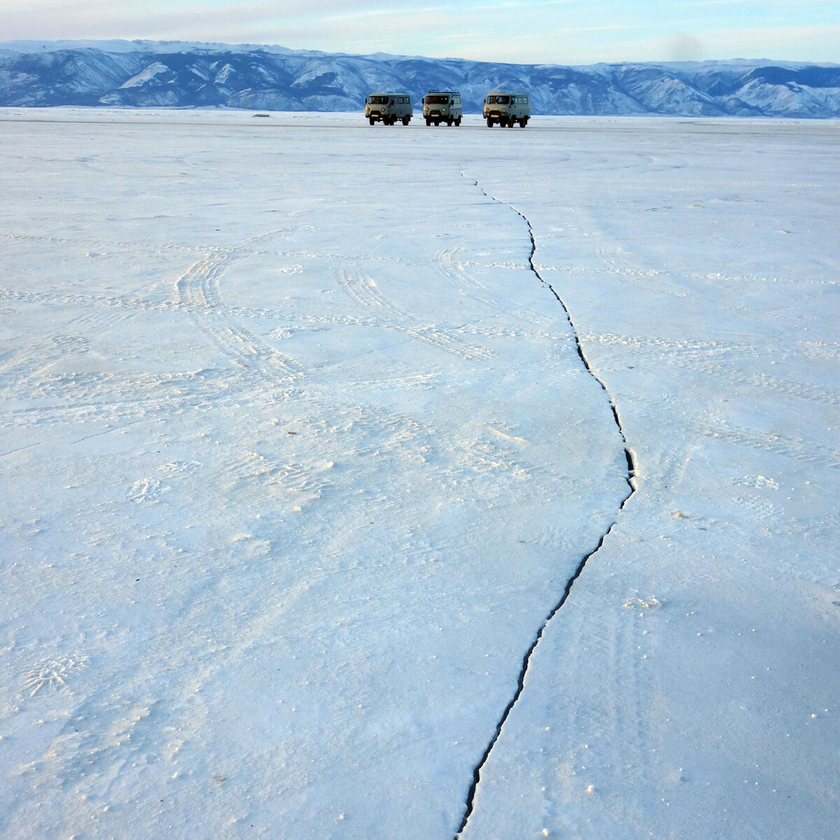Экскурсионные «буханки» в ожидании туристов.