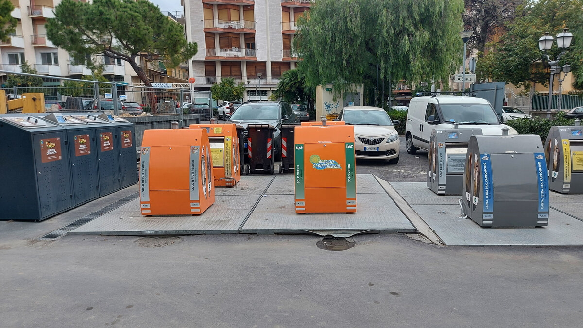 Мусорные баки в центре Алассио