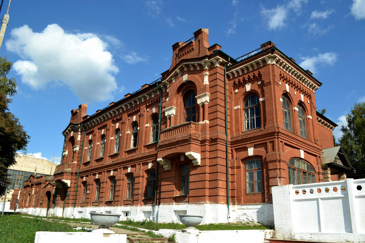 Дом купца Сазонова в Плавске. Плавск Тульская область усадьба купца Сазонова. Купец Сазонов Плавск. Дом усадьба Гагариных Плавск.