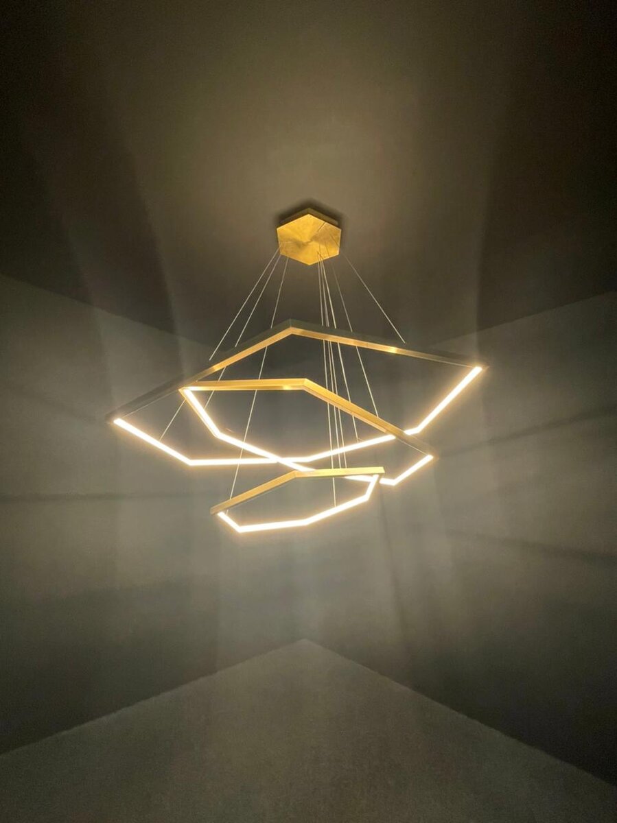 Экспострой.  Стильная люстра для большого помещения