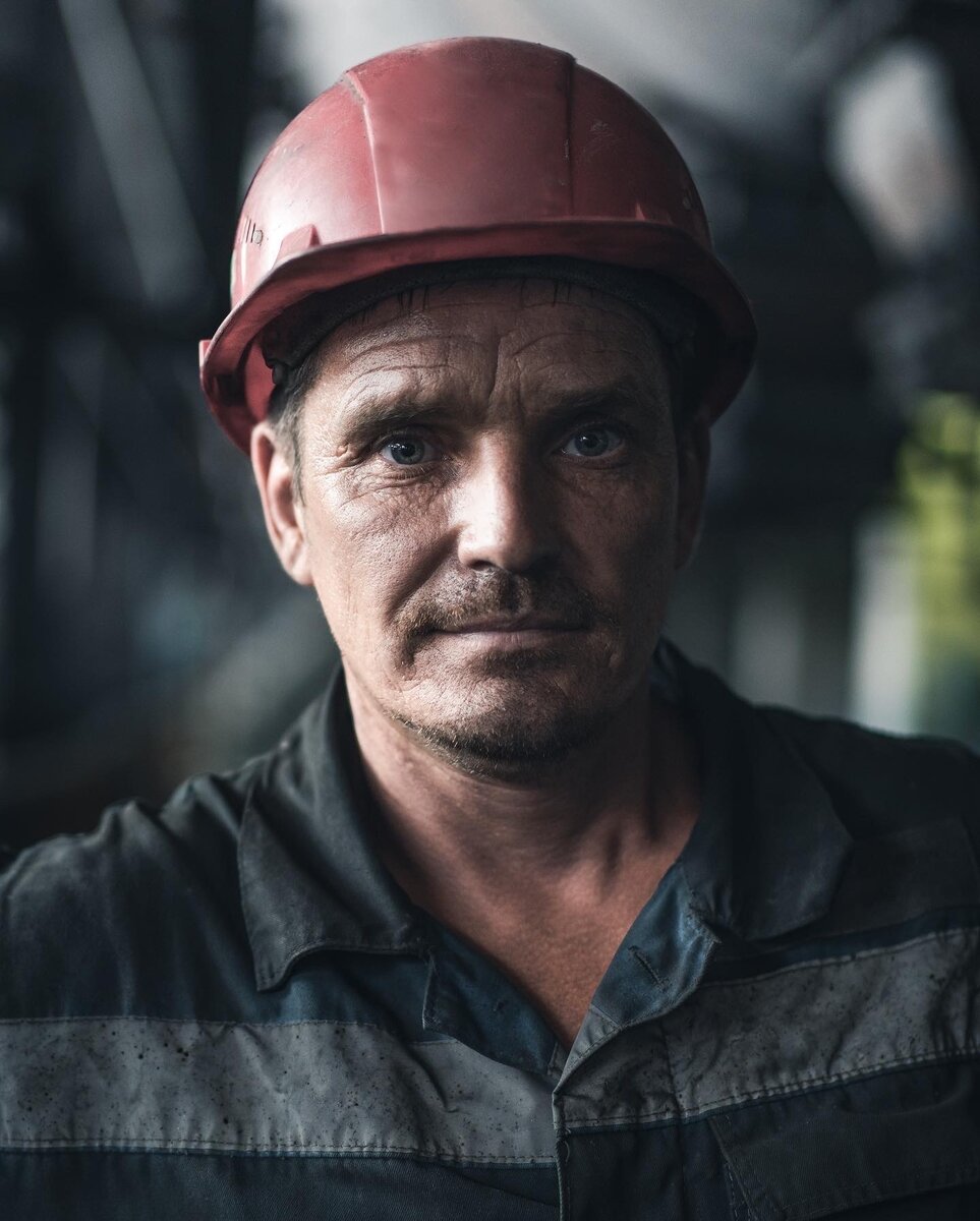 Работник сталелитейного завода