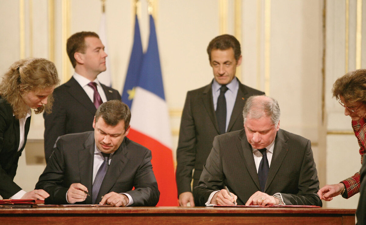 ПРЕДСЕДАТЕЛЬ СОВЕТА ДИРЕКТОРОВ ТМХ А.Р. БОКАРЕВ И ПРЕЗИДЕНТ ALSTOM TRANSPORT ФИЛИПП МЕЛЬЕ ПОДПИСЫВАЮТ СОГЛАШЕНИЕ О СТРАТЕГИЧЕСКОМ ПАРТНЕРСТВА. МАРТ 2010 ГОДА