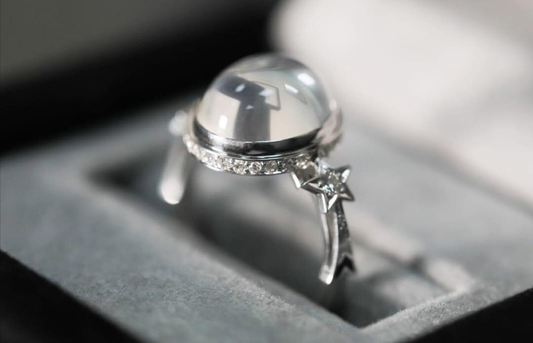 Кольцо "Обратная сторона Луны" от Pavel T из белого золота с бриллиантами и лунным камнем