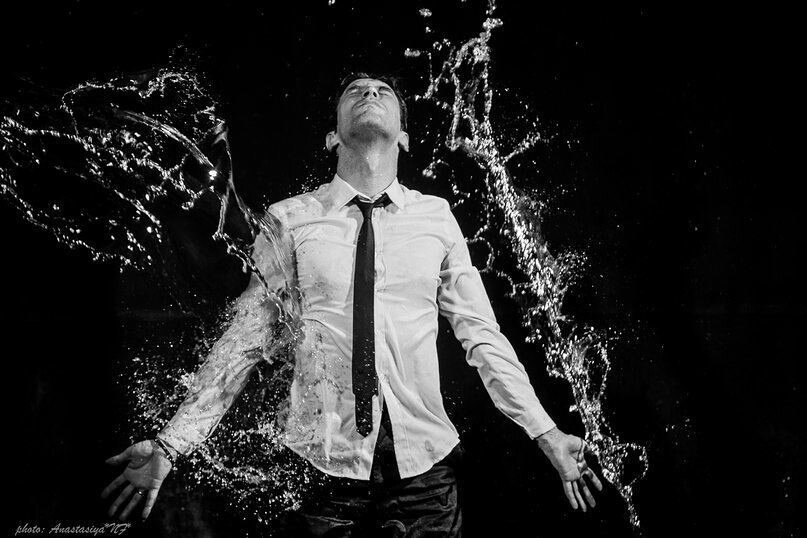 Мужская аквасъемка. Фотосъёмка в деловом костюме в воде. Мужчина модель Артём Пролыгин 😉 