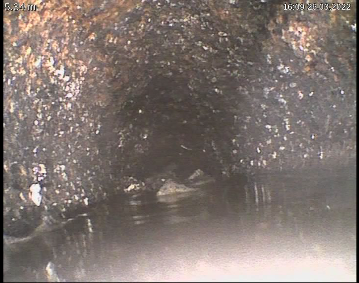 Камни, заблокировавшие трубопровод.