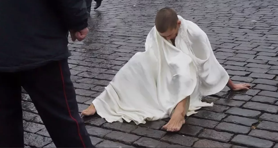 красная площадь художник прибил. павленский художник красная площадь. художник петр павленский. художник перформансист павловский. павленский художник красная площадь.