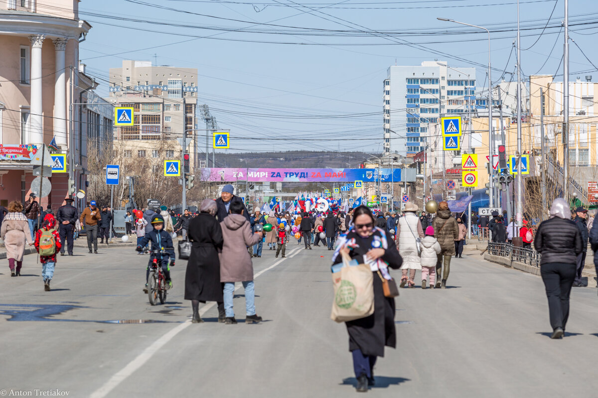 Подготовка к демонстрации. Модные нынче символы