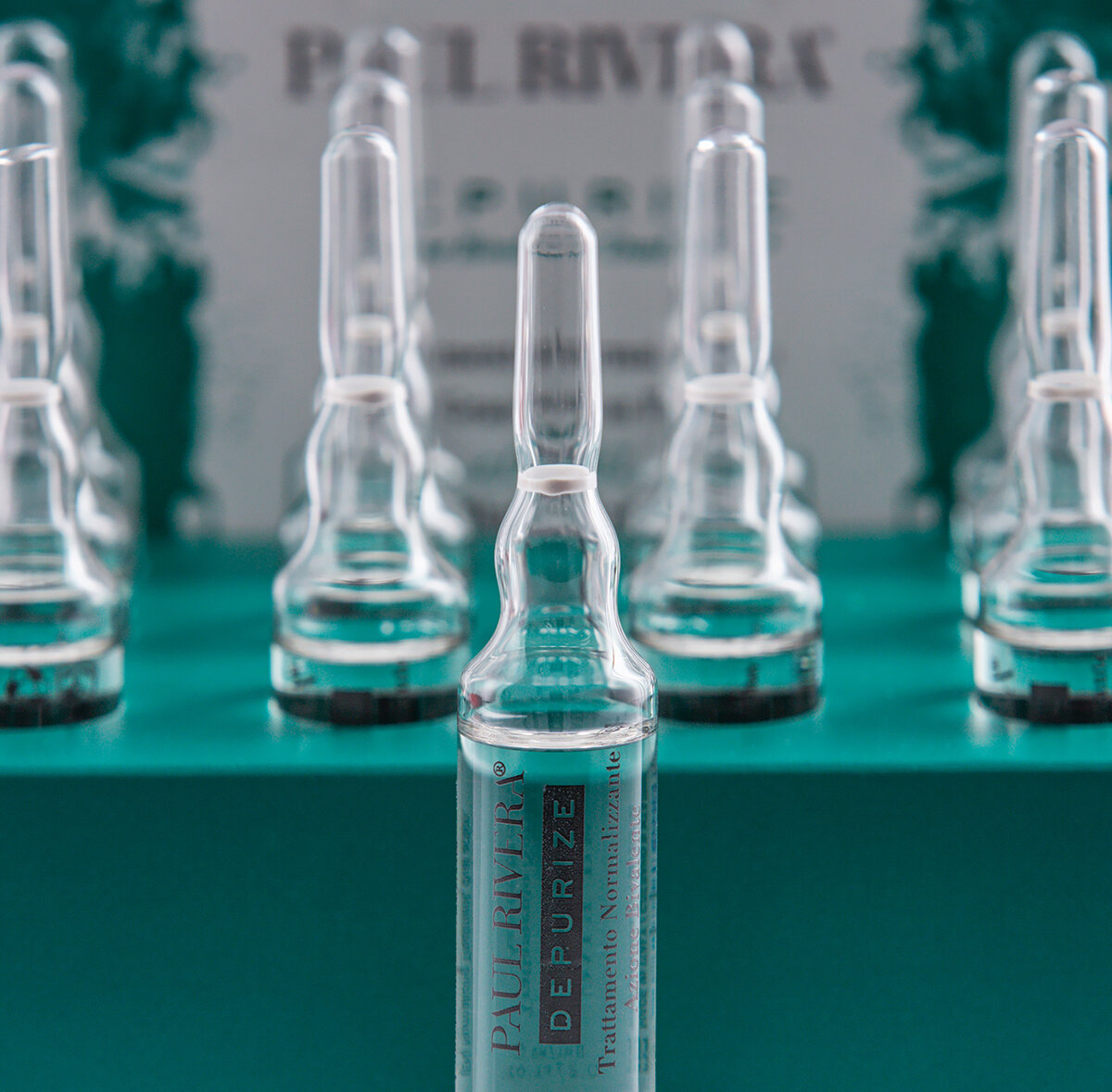 эффективное профессиональное средство для борьбы с перхотью и избытком кожного жира. Благодаря очищающему действию экстракта ивы и масла чайного дерева в его формуле, двухвалентный лосьон нормализует жирность кожи головы, склонную к перхоти. Легкая, плотная и без перхоти кожа головы и волосы выглядят заметно чище и здоровее.