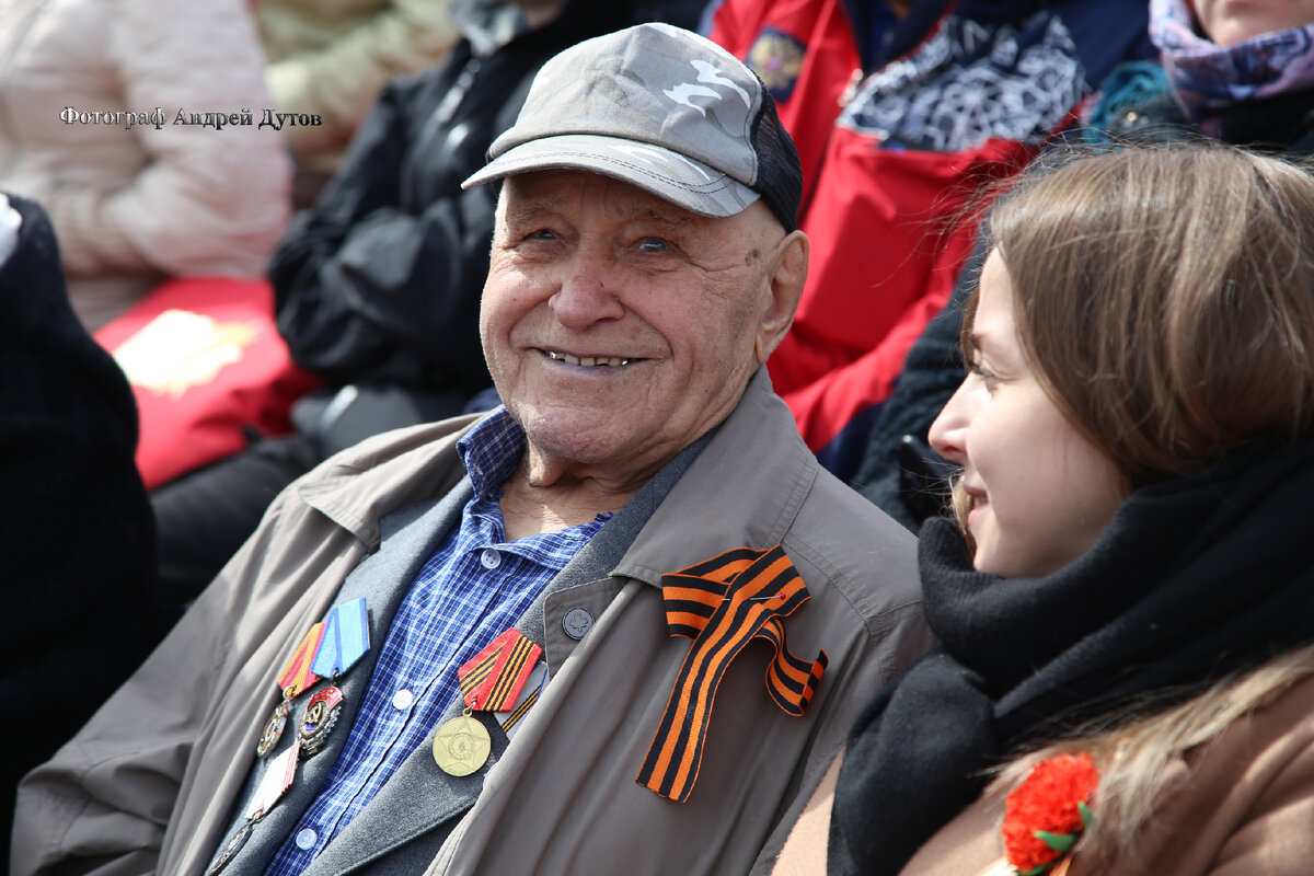 Участник Великой Отечественной войны с правнучкой. Лица Парада Победы 9 мая 2022 года Красная площадь. #парад, #победы, #москва, #красная, #площадь, #ветераны, #2022, #трибуны, #люди, #гости, #краснаяплощадь, #парадпобеды. /фото из моего личного архива/