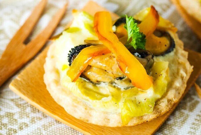 Закусочные тарталетки с мидиями и луком-пореем. Время приготовления: 60 минут. Количество порций: 6.