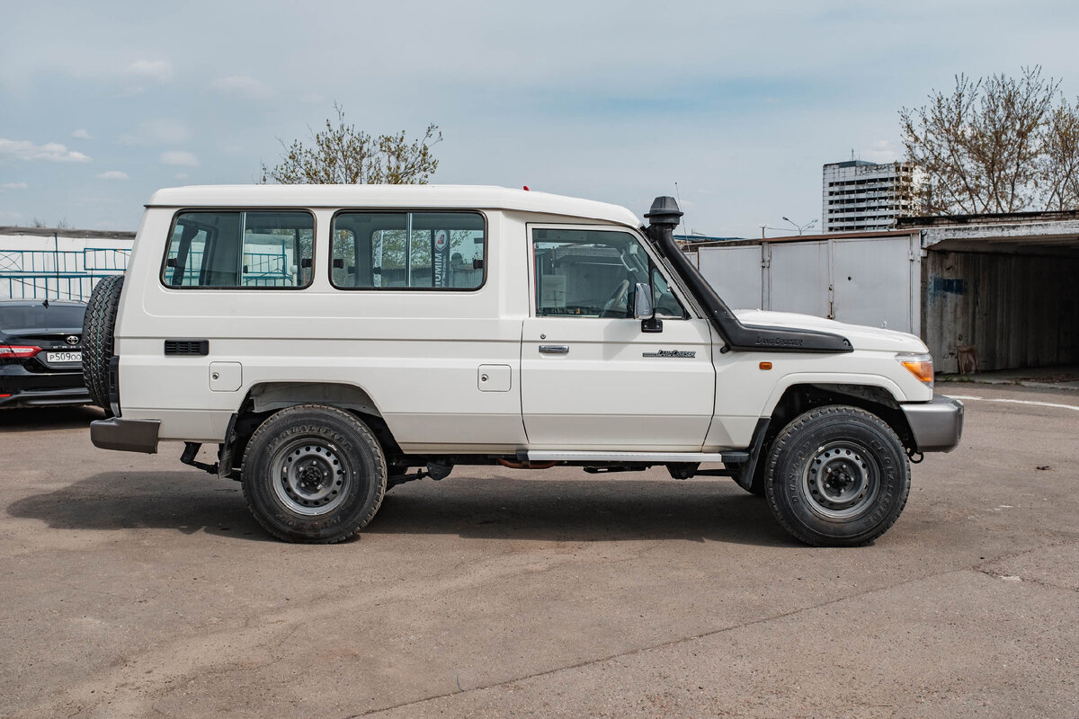 Toyota Land Cruiser 70-series (GJR 78 Wagon)