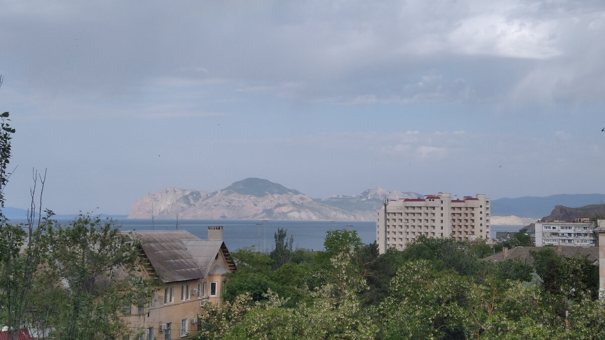 Уже к полудню Карадаг снова станет привычным тёмным силуэтом :)