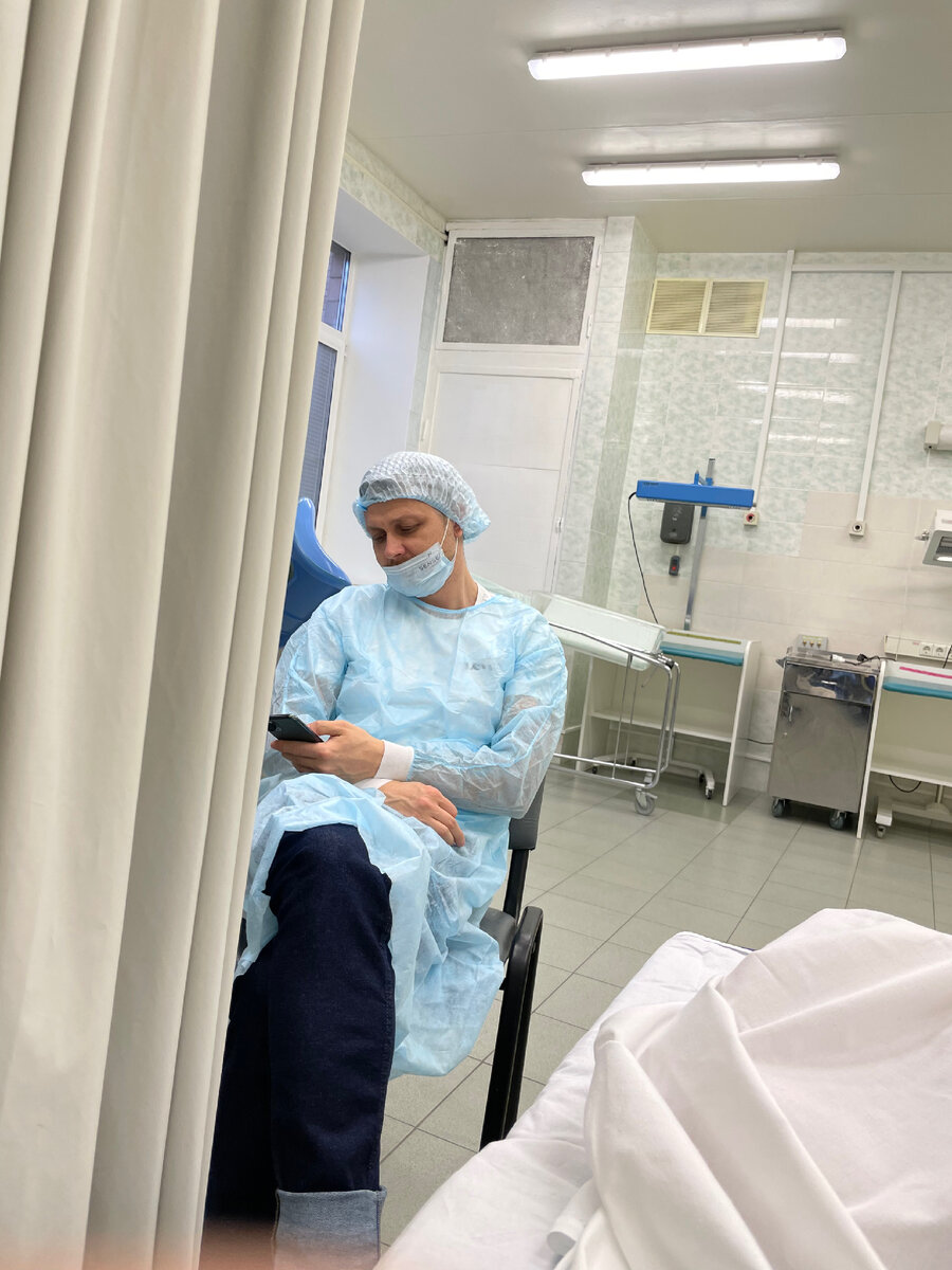 Муж провел со мной три дня в роддоме (в совместной палате), отлучался днём на работу, кроме дня родов.