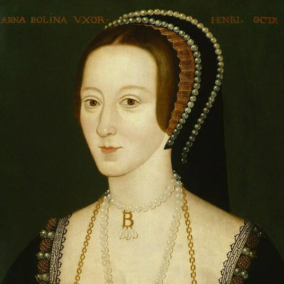 Анна Болейн не расставалась с ожерельем до самой казни. Палач попросил его снять, чтобы легче было попасть в нужное место.