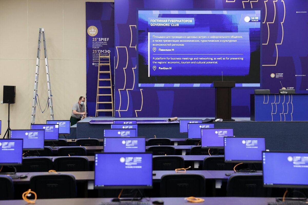 
Сотрудники LVR убирали, в том числе, конференц-залы и зал конгрессов — именно там выступал президент России Владимир Путин. Источник: Фотохост-агентство ТАСС