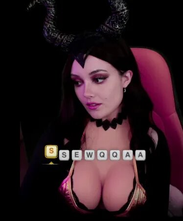 Стримерша poopernoodle с фейковой грудью | Источник: твиттер poopernoodle   📷