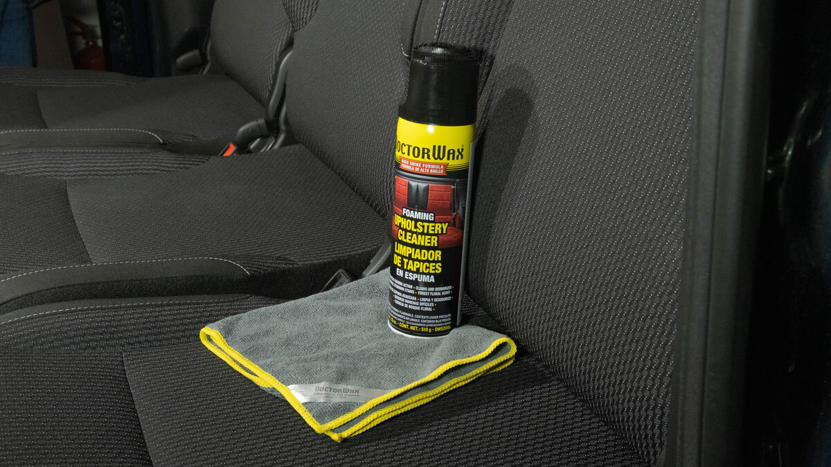 1. Удалите с поверхности рыхлые загрязнения с помощью пылесоса. Перед применением протестируйте состав на небольшом скрытом участке обивки.