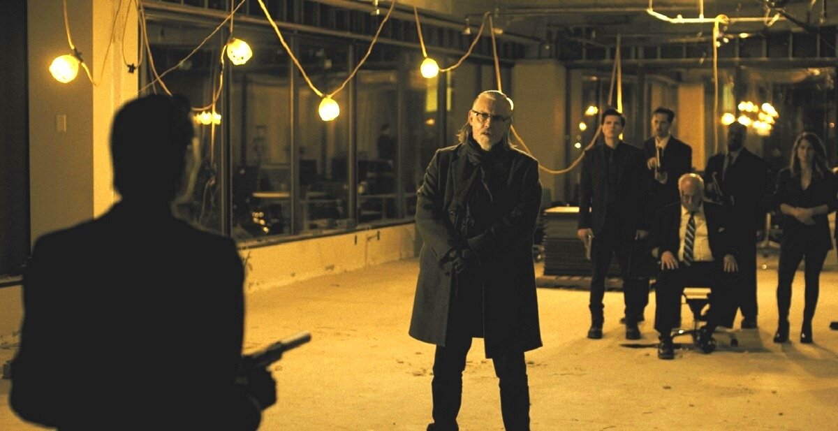 После того, как за последние годы Томми Флэнаган сыграл в боевиках в ...дцатый раз одинакового злодея-стилягу, это волей-неволей стало подозрительно - а всё ли в порядке с его карьерой?