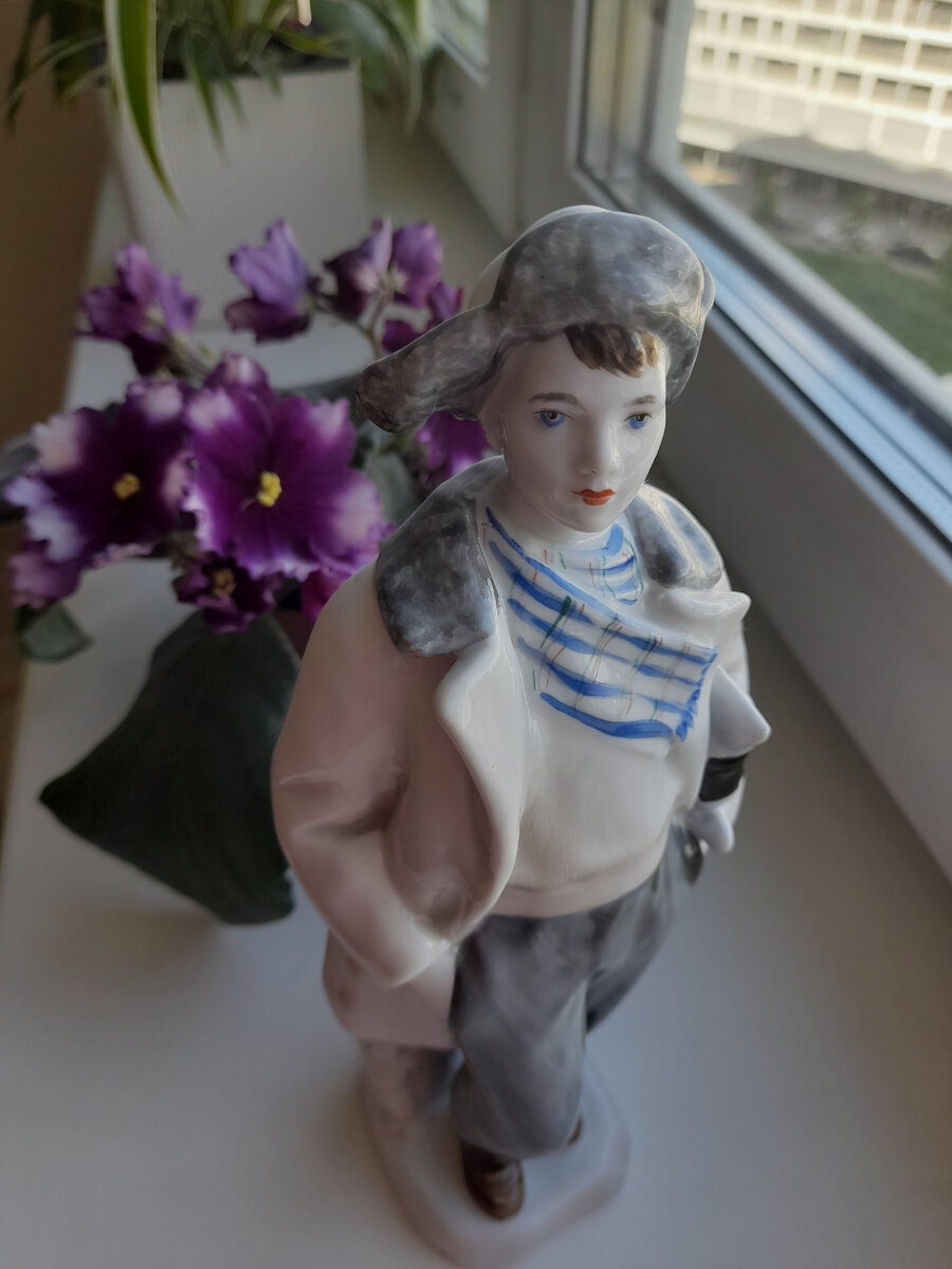 "Парень с коньками" позирует на фоне маминой фиалки. Фото из личной коллекции автора.