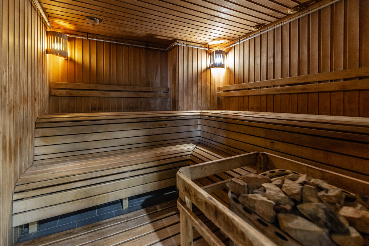 После тренировки люблю расслабиться в сауне, а затем поплавать в бассейне или просто посидеть рядом и полюбоваться окружающей меня красотой и панорамным видом. 