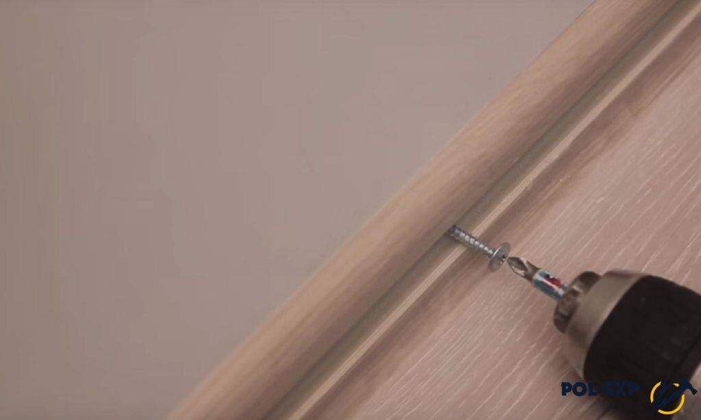 Стоит обратить внимание! Прежде чем зафиксировать плинтус к стене из бетона, имейте в виду, чем она выложена. Если она выровнена ГКЛ, штукатуркой, гибким камнем, то зафиксировать плинтуса удастся лишь специализированными столярными гвоздиками (жёлтыми), имеющими очень маленькие головки. Простые шурупы, дюбеля и гвозди в такой основе не будут надежно держаться.