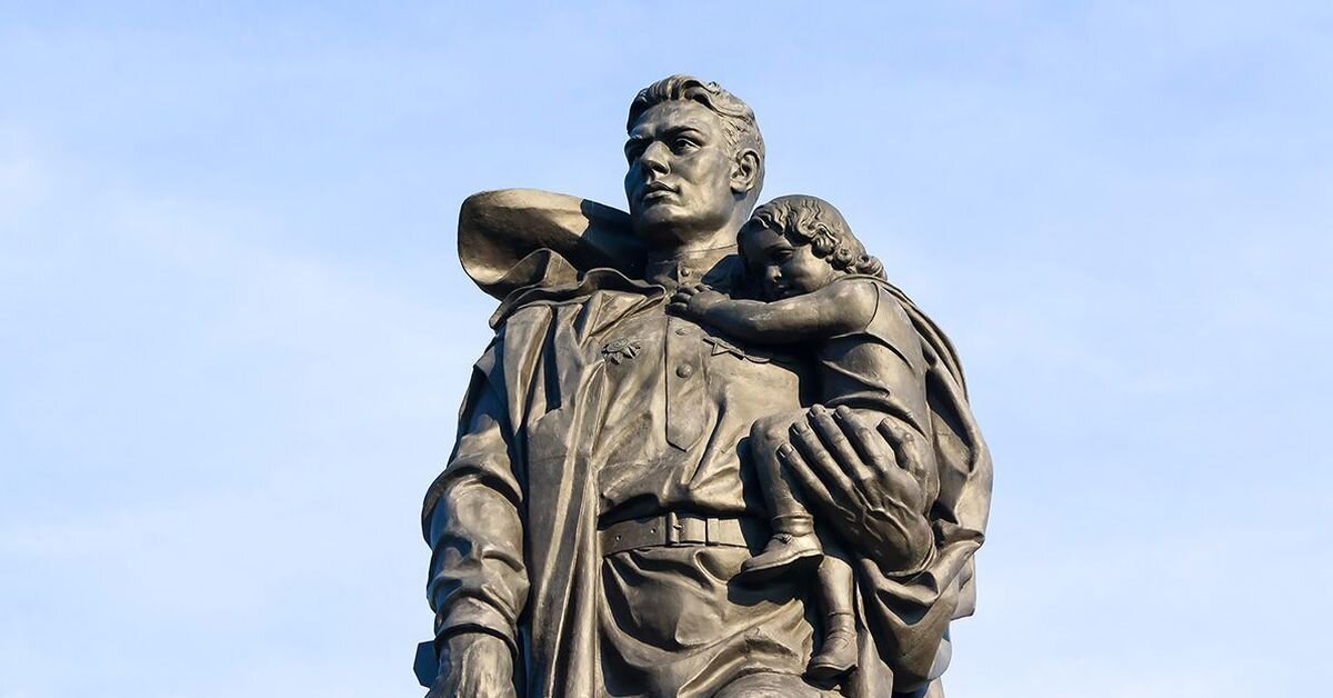 Это - ВОИН, кто впереди, а кто за спиной. Ради кого проливать кровь. Для него это был священный долг, а не работа...