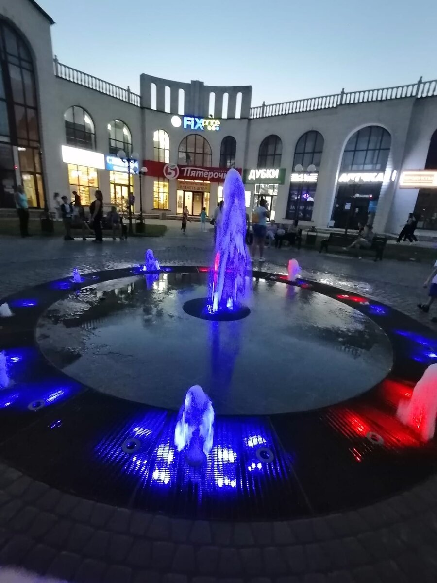 Одна из главных достопримечательностей города  - Фонтан, который собирает вокруг себя множество жителей и гостей города