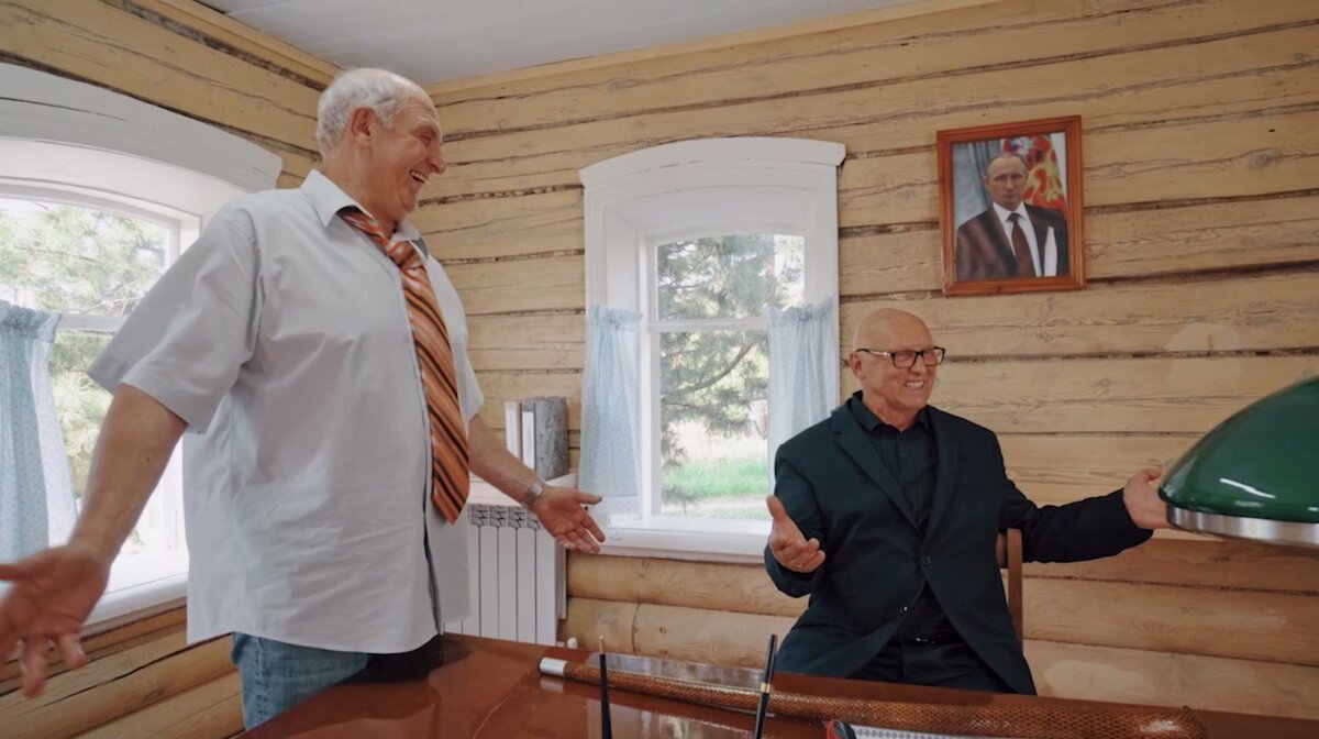 Кадр из фильма «Продать её к черту». Владимир Ушаков (справа) в роли бизнесмена Полозова. Ему досталась единственная отрицательная роль в фильме. Так часто бывает в кино, когда характер человека совершенно не соответствует характеру экранного героя. С ролью злодея Владимир Витальевич справился замечательно. Фильм снимали в доме, где будет расположен музей истории Раскуихи