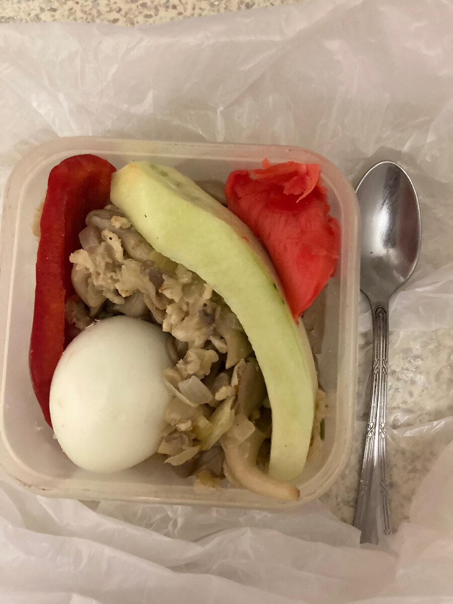 Это та же еда, что на красной тарелке на верхнем фото.